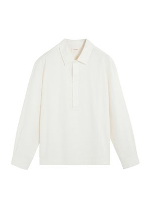 Polo blanco de manga larga con cuello y tapeta de tres botones, exhibido sobre un fondo liso.