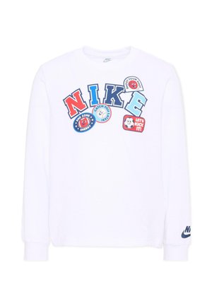 Biała koszulka Nike z długim rękawem z kolorowymi blokowymi literami i sportowymi naszywkami w stylu kreskówkowym z napisami "Shoot your shot," "Catch you later," i "Let's kick it."