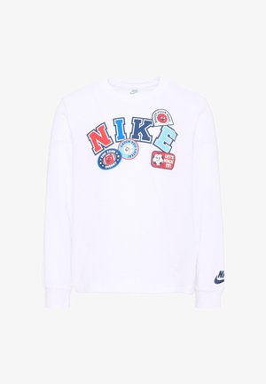 Biała koszulka Nike z długim rękawem z kolorowymi blokowymi literami i sportowymi naszywkami w stylu kreskówkowym z napisami "Shoot your shot," "Catch you later," i "Let's kick it."
