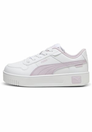 Fehér sneaker levendula színű részletekkel, texturált szintetikus bőrből készült. Párnázott bokarésze, fűzőzáródása és lapos gumitalpa van.