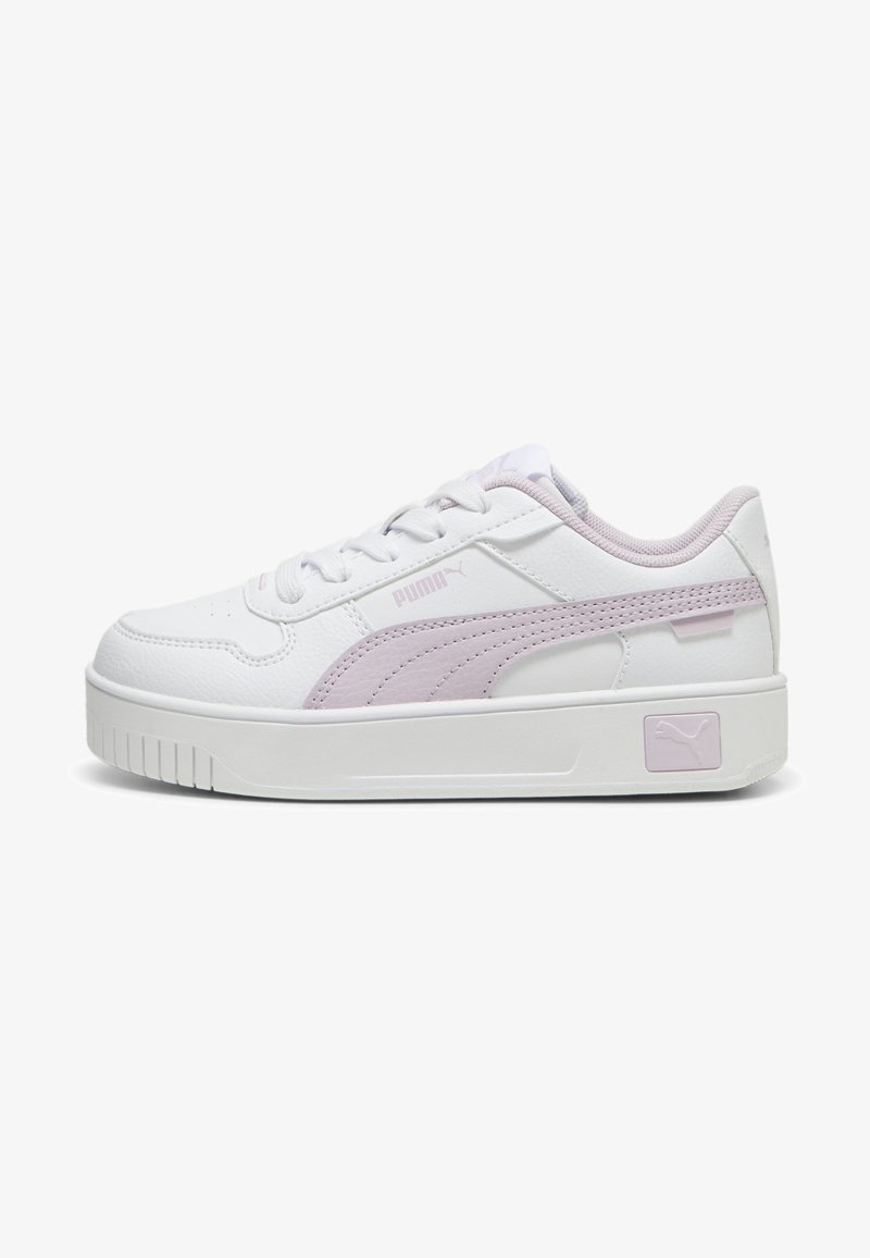 Sneaker bianca con accenti lavanda, realizzata in pelle sintetica texturizzata. Presenta un colletto imbottito, chiusura a lacci e suola in gomma piatta.