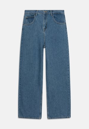 Blaue Jeans aus Denim mit weitem Bein, klassischem Fünf-Taschen-Design und Knopfverschluss an der Taille, flach auf weißem Hintergrund liegend.