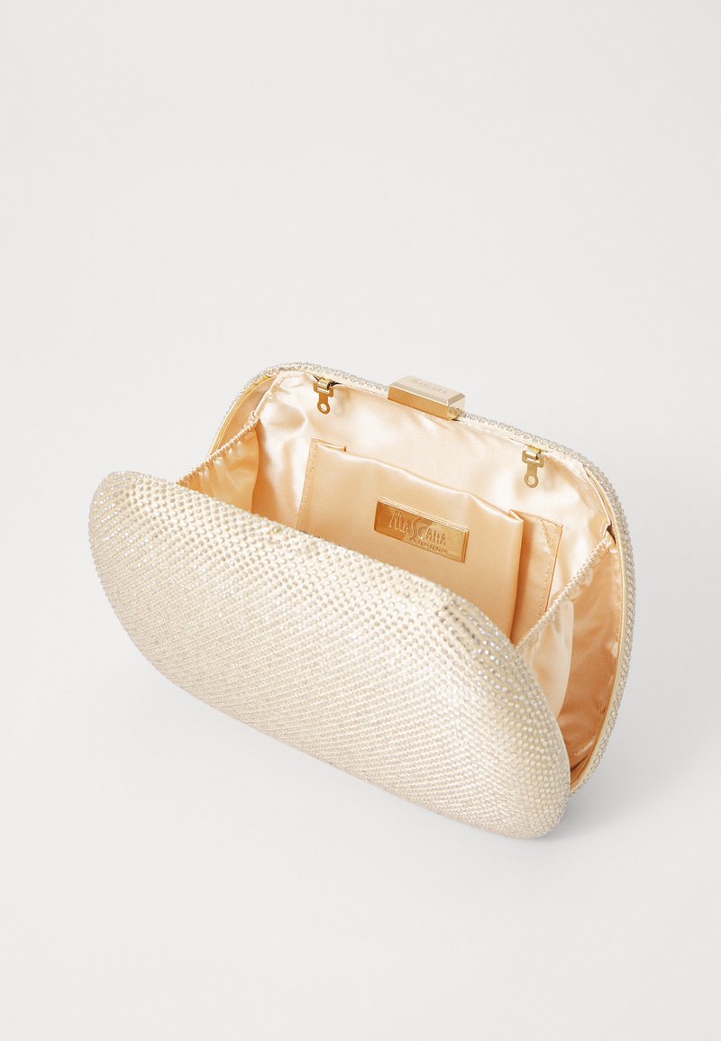 Pochette couleur or avec un extérieur texturé, embellie de strass. L'intérieur en satin comprend une petite poche et une fermeture à fermoir.