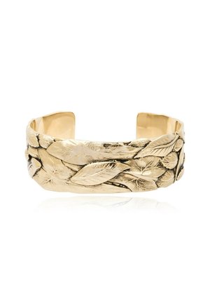 Bracelet de poignet en ton or avec un design texturé, présentant des feuilles gravées et des motifs floraux, ouvert aux extrémités avec des bords lisses.