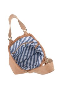 Borsa in pelle color tan con un ampio interno a strisce. Presenta una texture morbida, una tracolla regolabile e dettagli in hardware tono oro.