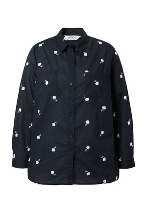 Sort skjorte med lange ærmer, to brystlommer og små hvide blomsterbroderier spredt over stoffet.