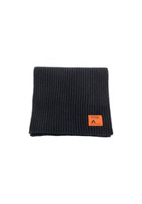 Chauffe-cou noir à côtes avec un patch de marque orange. Fabriqué en tissu doux et texturé, plié et mettant en valeur sa forme cylindrique.