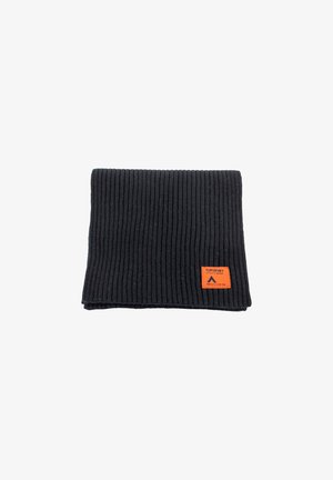 Zwarte geribbelde gebreide nekwarmer met een oranje merkembleem. Gemaakt van een zachte, gestructureerde stof, vouwt hij zich en toont zijn cilindervorm.