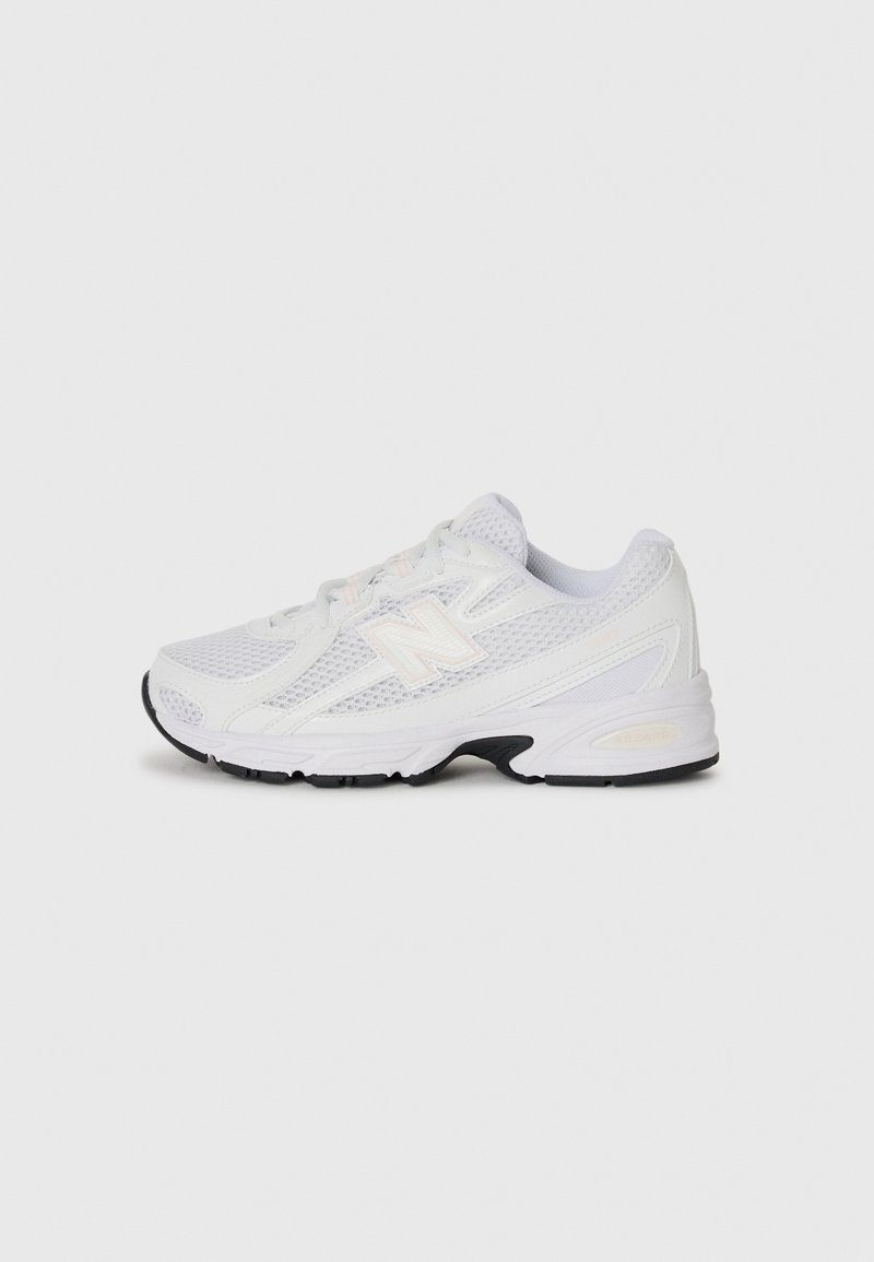 Weißes Sport Schuhwerk mit Mesh-Obermaterial, verstärkter Zehenpartie und schwarzer Gummisohle. Mit Schnürsenkeln und Logodetail an der Seite.