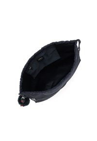 Bolsa de pouch negra de nailon con cierre de cremallera, bolsillo interior y pompón suave de peluche. Presenta una textura suave y un diseño de borde superior redondeado.