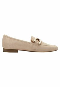 Mocassins en daim rose blush avec un talon plat, dotés d'une boucle décorative dorée et d'un design lisse et épuré.