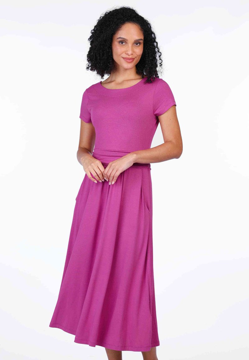 Rosa Strickkleid mit kurzen Ärmeln, runder Ausschnitt und einem schwingenden Midirock mit seitlichen Taschen und einer glatten Textur.