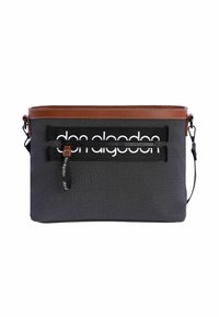 Bolsa de tela negra con detalles en cuero marrón, con un bolsillo frontal con cremallera y un logotipo blanco destacado. Forma rectangular compacta.