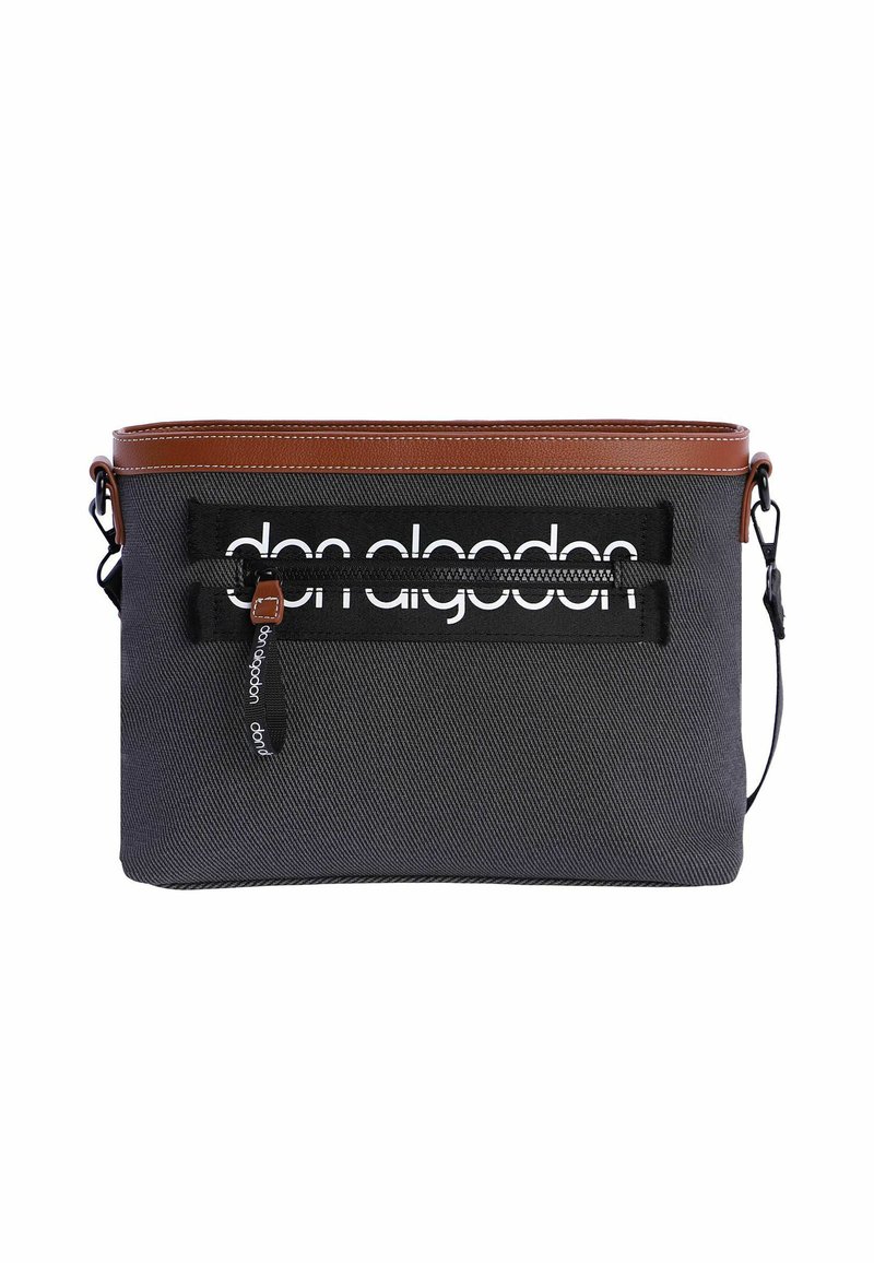 Bolsa de tela negra con detalles en cuero marrón, con un bolsillo frontal con cremallera y un logotipo blanco destacado. Forma rectangular compacta.