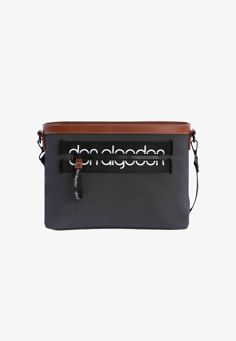 Bolsa de tela negra con detalles en cuero marrón, con un bolsillo frontal con cremallera y un logotipo blanco destacado. Forma rectangular compacta.