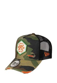 Camo-Muster Cap mit gebogenem Schirm, Netzrücken und einem bestickten Logo-Patch in Orange und Grün. Sie weist abgenutzte Akzente auf.