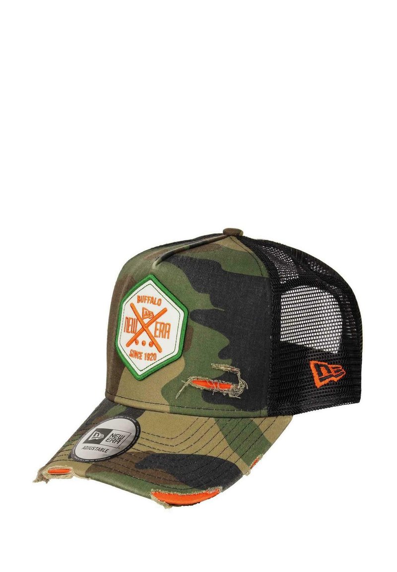 Camo-Muster Cap mit gebogenem Schirm, Netzrücken und einem bestickten Logo-Patch in Orange und Grün. Sie weist abgenutzte Akzente auf.
