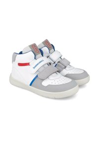 Zapatillas altas blancas y grises con acentos en azul y rojo. Las características incluyen correas de velcro dobles y puntera perforada. El material parece sintético.