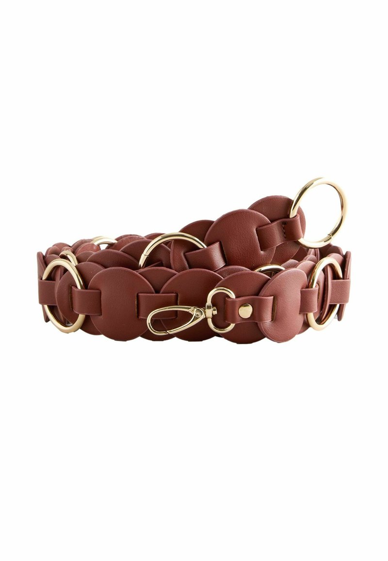 Cintura in pelle marrone con anelli circolari sovrapposti, hardware dorato e chiusura a moschettone con anelli decorativi aggiuntivi.