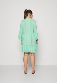 ONLY Carmakoma CARMARRAKESH LIFE 3/4 TUNIC DRESS - Dnevna haljina - spring bouquet/subtle green