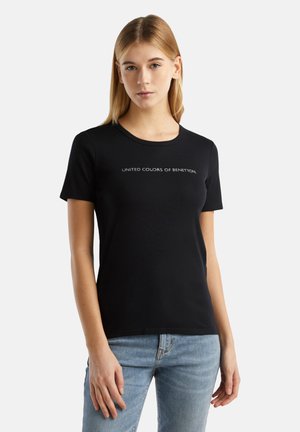 T-shirt noir à manches courtes en coton, avec un col rond et un texte sur le devant "UNITED COLORS OF BENETTON" en blanc contrastant.