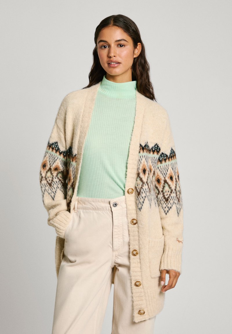 Cardigan lavorato a maglia beige caratterizzato da motivi geometrici in marroni e blu, con una texture a coste, bottoni in legno e tasche laterali.