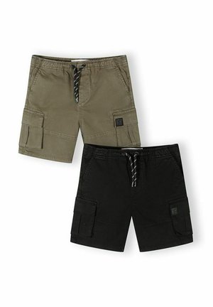 Dwie pary dziecięcych spodenek cargo, jedna oliwkowozielona, druga czarna, obie z elastycznymi pasami i sznurkami do regulacji.