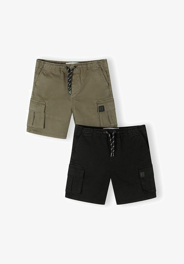 Deux paires de shorts cargo pour enfants, l'une vert olive et l'autre noire, toutes deux avec des tailles élastiques et des cordons de serrage.