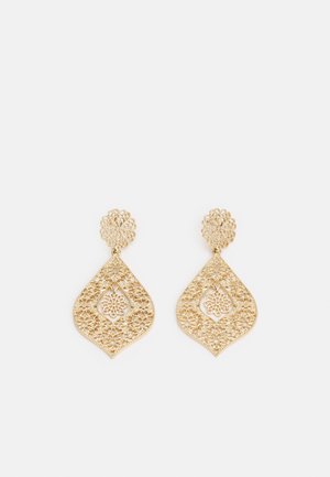 Brincos pendentes em tom dourado, feitos de filigrana intricada, com um design floral e forma de gota, apresentando um pino redondo decorativo na parte superior.