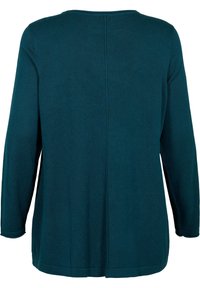 Sweter z długim rękawem w kolorze turkusowym, wykonany z miękkiej dzianiny, z okrągłym dekoltem, prostą sylwetką oraz centralnym szwem na plecach.