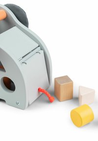 Træformersortering legetøj i grå med orange detaljer. Inkluderer gule, beige og brune klodser i forskellige geometriske former. Træk snor tilsluttet.