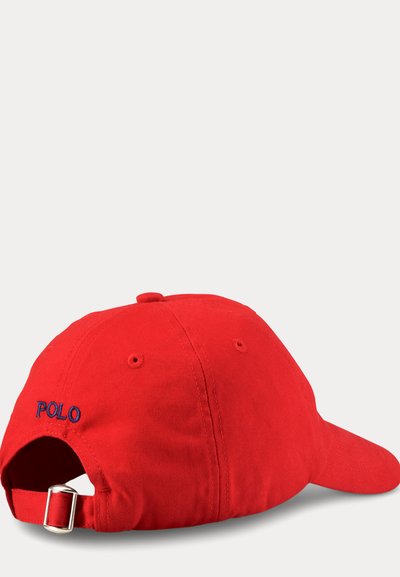 Rode baseballpet met verstelbare metalen gesp, met blauwe geborduurde tekst "POLO" aan de achterkant links.