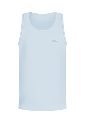 Vaaleansininen hihaton paita, joka on valmistettu pehmeästä kankaasta. Paidan kaula-aukko on pyöreä, eikä siinä ole hihoja. Edessä on pieni hopeanvärinen logo brodeerattuna.