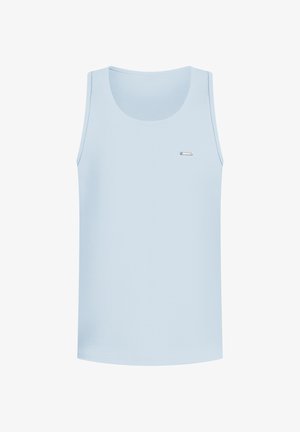 Vaaleansininen hihaton paita, joka on valmistettu pehmeästä kankaasta. Paidan kaula-aukko on pyöreä, eikä siinä ole hihoja. Edessä on pieni hopeanvärinen logo brodeerattuna.