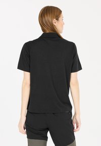 Svart kortärmad skjorta med krage, tillverkad av lättviktsmaterial; avslappnad passform med en slät Yta och inga synliga mönster eller detaljer.