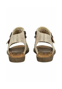 Beige sandály s tkaným zadním páskem, hladkými koženými akcenty a plochou podrážkou se švy. Nastavitelný přezkový uzávěr.