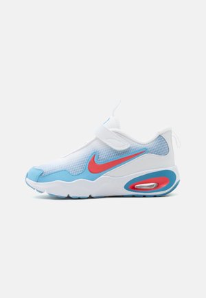 Hvid og lyseblå Nike sneaker med rød swoosh-logo, velcrobånd og synlig luftpolstring i sålen, vist fra siden.