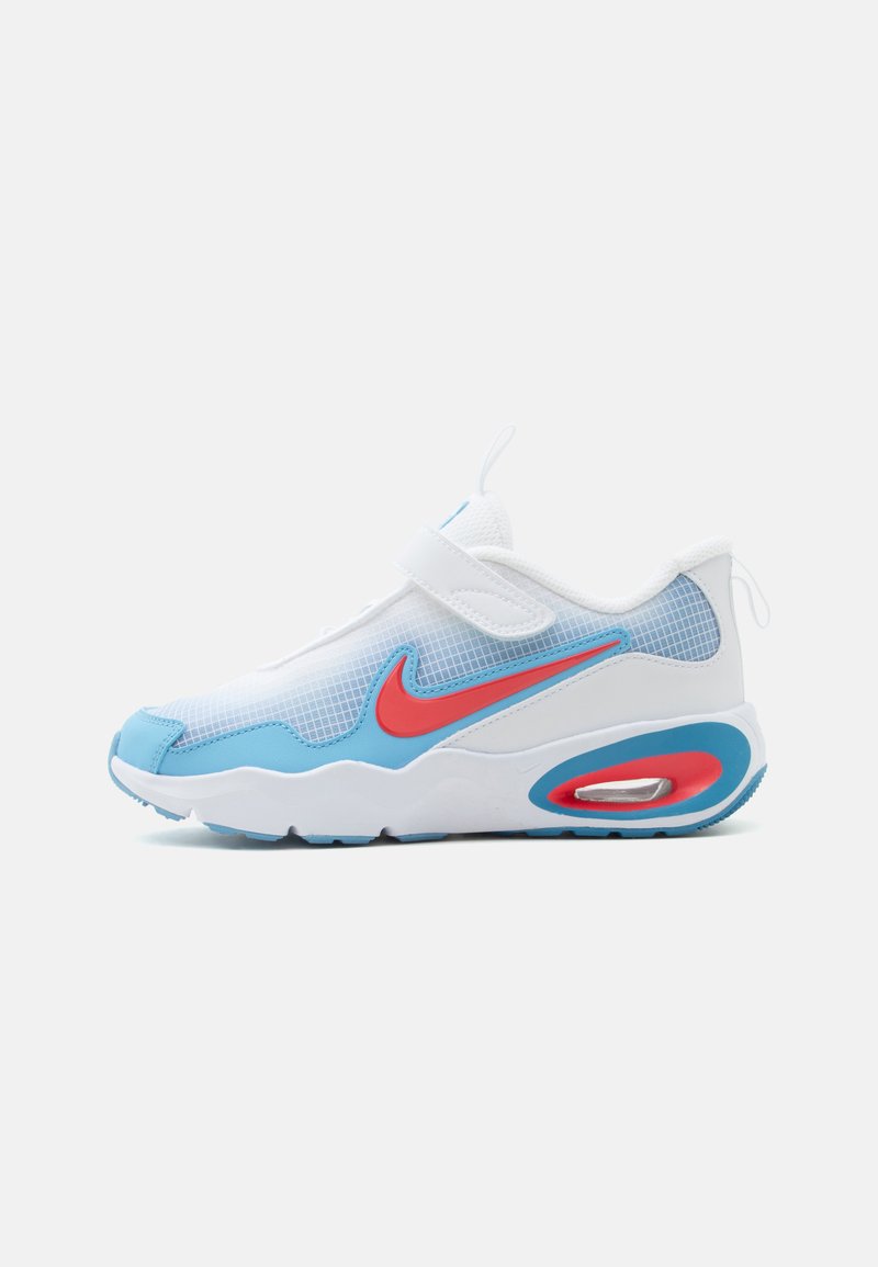 Λευκό και ανοιχτό μπλε αθλητικό παπούτσι Nike με κόκκινο λογότυπο Swoosh, λουράκι με βέλκρο και ορατή αερόσφαιρα στην σόλα, εμφανιζόμενο από το πλάι.