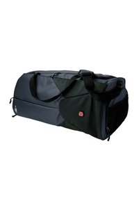 Zwart-grijze duffeltas gemaakt van duurzaam stof, met een voorvak met rits, gewatteerde schouderriem en een zijvak van mesh.