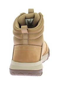 Botas impermeables marrones con parte superior de textil y acentos de cuero. Presentan un collar acolchado, talón reforzado y suela de goma texturizada.