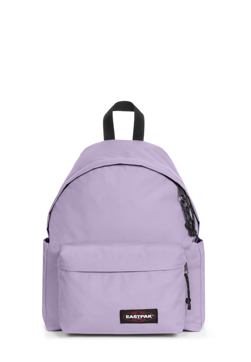 Mochila de nailon morada con un bolsillo frontal, cremallera y herrajes negros, y un asa en la parte superior para llevar. Logotipo de Eastpak mostrado en la parte frontal.