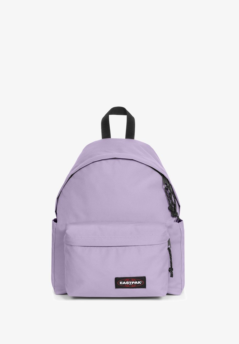 Mochila de nailon morada con un bolsillo frontal, cremallera y herrajes negros, y un asa en la parte superior para llevar. Logotipo de Eastpak mostrado en la parte frontal.