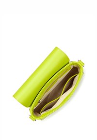 Borsa a mano in pelle di un luminoso verde lime con una finitura testurizzata, dotata di un'apertura superiore e scomparti interni beige per l'organizzazione.