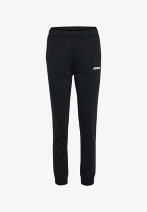 Zwarte joggingbroek met een taps toelopend ontwerp, elastische tailleband en wit "HUMMEL" logo aan de linkerkant, gemaakt van zachte stof.