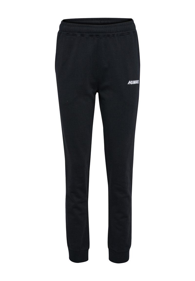 Zwarte joggingbroek met een taps toelopend ontwerp, elastische tailleband en wit "HUMMEL" logo aan de linkerkant, gemaakt van zachte stof.