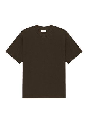T-shirt marrone scuro a maniche corte con scollo tondo, orlo dritto ed etichetta bianca all'interno del colletto su sfondo bianco.