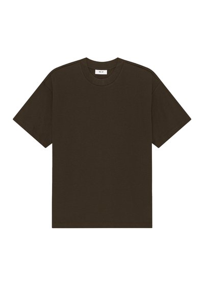 T-shirt marron foncé à manches courtes avec col rond, ourlet droit et étiquette blanche à l’intérieur du col sur fond blanc.