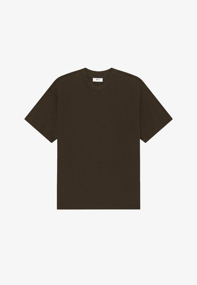 T-shirt marron foncé à manches courtes avec col rond, ourlet droit et étiquette blanche à l’intérieur du col sur fond blanc.