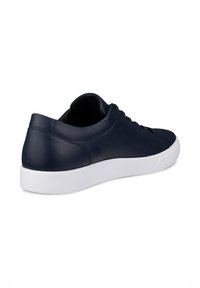 Μπλε σκούρο χαμηλό sneaker με λευκή σόλα, σχέδιο με κορδόνια και λείο δερμάτινο επάνω μέρος, εμφανίζεται από πίσω πλευρική γωνία.