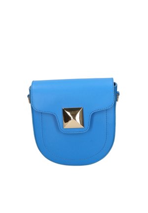 Borsa a tracolla in pelle blu con patta arrotondata e grande chiusura quadrata in metallo color oro al centro.